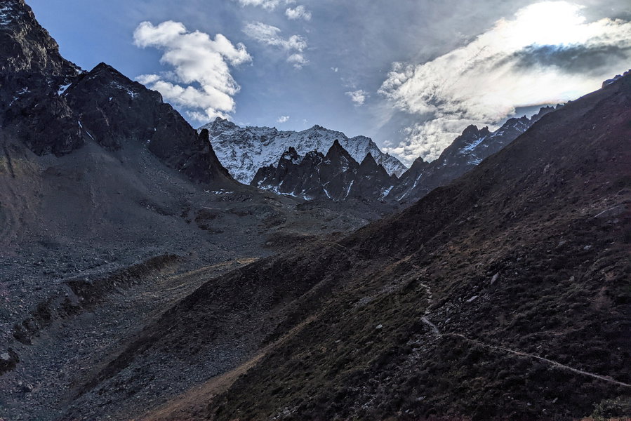 Ab jetzt steht dieser vielversprechende Pfad auf der Liste. Unbedingt müssen wir hier noch unsere Fußspuren hinterlassen! Foto: Thomas Obermair, Protect Our Winters Austria (POW AT)