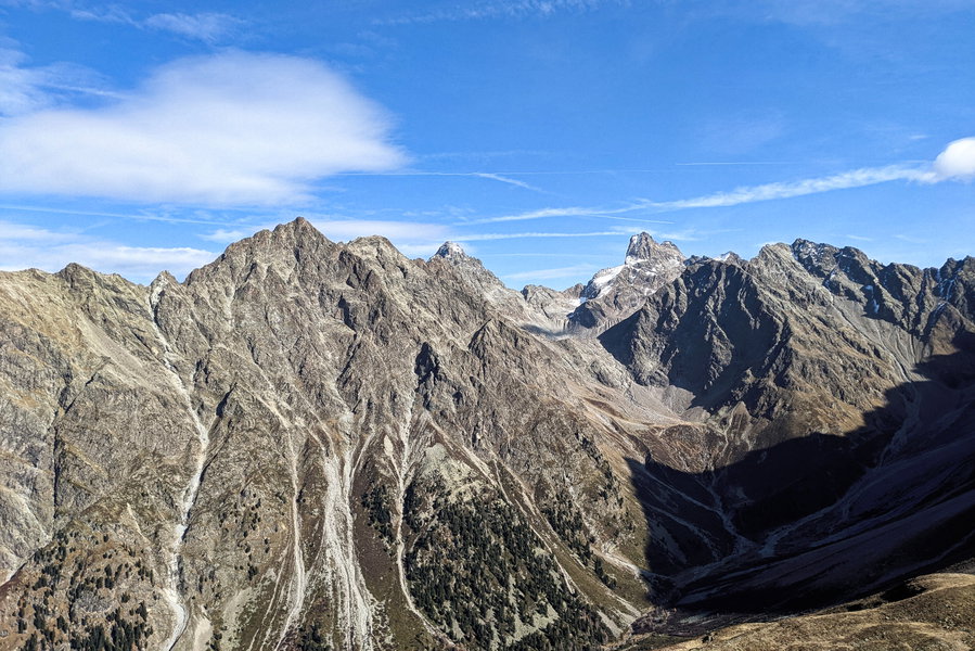 Ganz links der Schweikert, dann weiter bis zum Sonnenkögel rechts im Vordergrund. Foto: Thomas Obermair, Protect Our Winters Austria (POW AT)