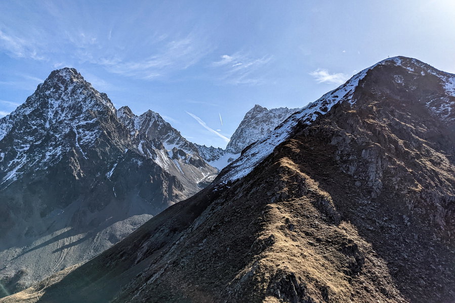 Schwabenkopf, Verpeilspitze und Watzespitze türmen sich imposant auf, der Madatschkopf verdeckt die Madatschtürme. Foto: Thomas Obermair, Protect Our Winters Austria (POW AT)