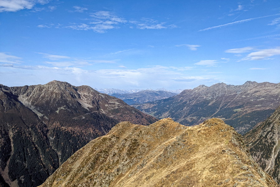 Auch talauswärts kann man der Aussicht einiges abgewinnen, die Fernsicht reicht sogar bis zu den Lechtaler Alpen! Foto: Thomas Obermair, Protect Our Winters Austria (POW AT)