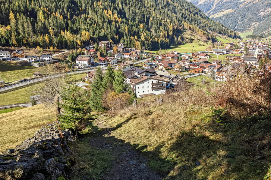 Bald haben wir die letzten Höhenmeter hinter uns. Von einer Seite Feichtens zur anderen zu gehen schaffen wir jetzt auch noch, nur die Abfahrtszeit des Busses sollten wir nochmal checken! Foto: Thomas Obermair, Protect Our Winters Austria (POW AT)