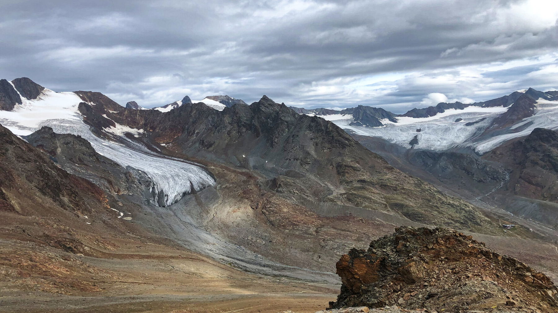 Blick zurück: Rechts unten zu sehen ist die Vernagthütte, links im Vordergrund der Guslarferner, rechts im Hintergrund der Vernagtferner bzw. was noch davon übrig ist. Foto: Anna Siebenbrunner, Protect Our Winters Austria (POW AT)