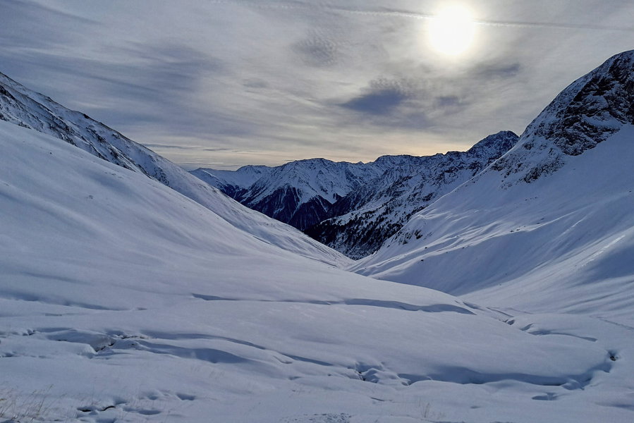 Mittlerweile bietet sich ein schöner Blick zurück, auch wenn die Schneemenge sehr zu wünschen übrig lässt. Foto: Anna, Protect Our Winters Austria (POW AT)