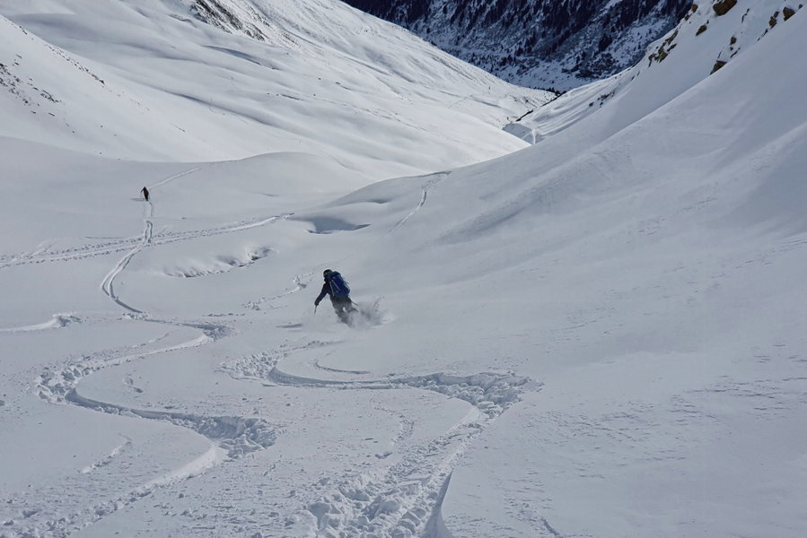 Bei den zahlreichen offenen Gräben ist bei der Abfahrt noch Vorsicht geboten. “Vorauschauend fahren” lautet das Gebot der Stunde. Rider: Anna. Foto: Niklas, Protect Our Winters Austria (POW AT)