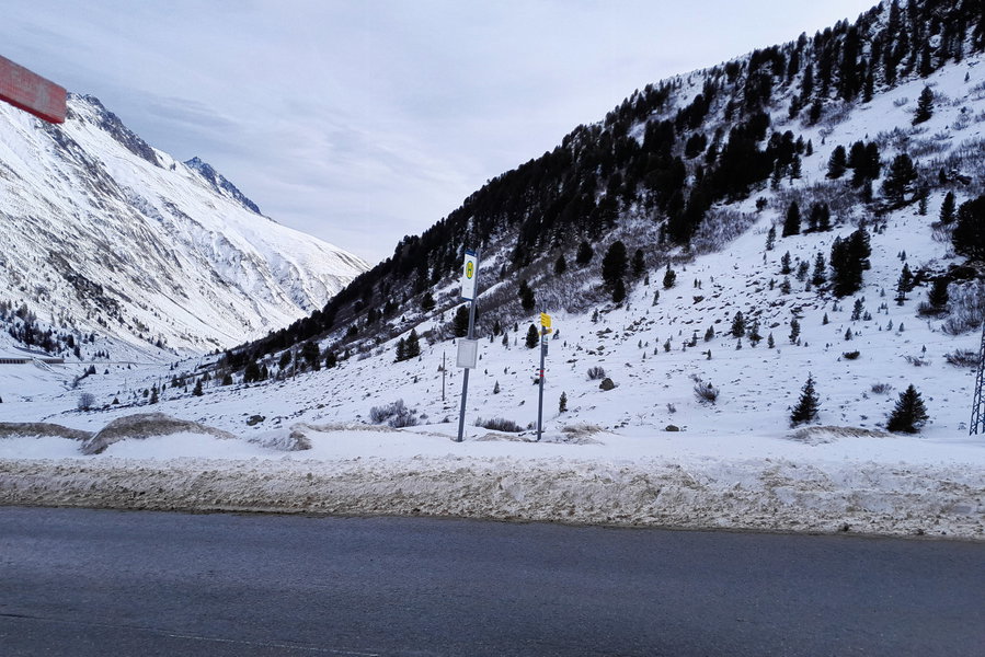 Die Bushaltestelle “Kühtai Galerie”. Links im Bild Anfang und Ende der Galerie. Foto: Anna, Protect Our Winters Austria (POW AT)