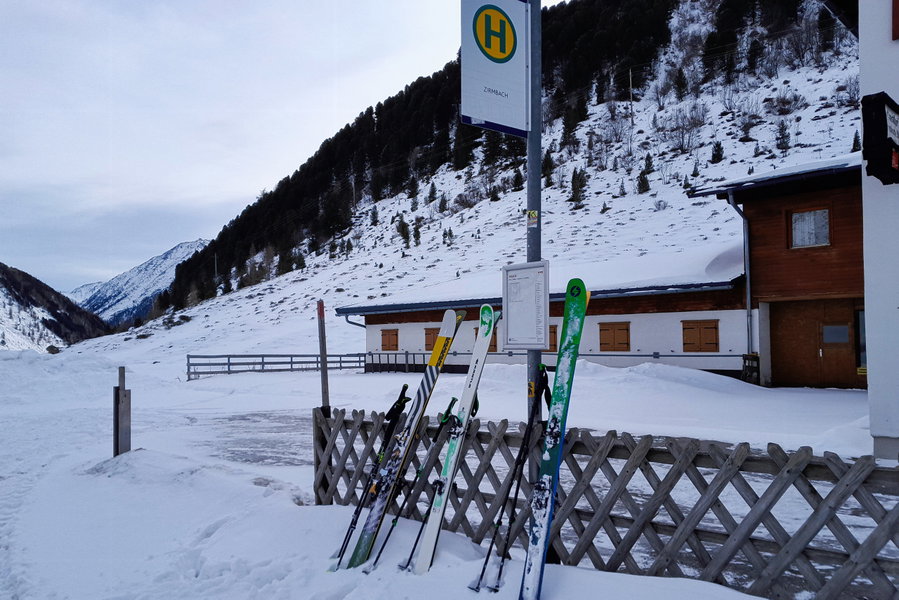 Die Bushaltestelle “Zirmbachalm”. Foto: Anna, Protect Our Winters Austria (POW AT)
