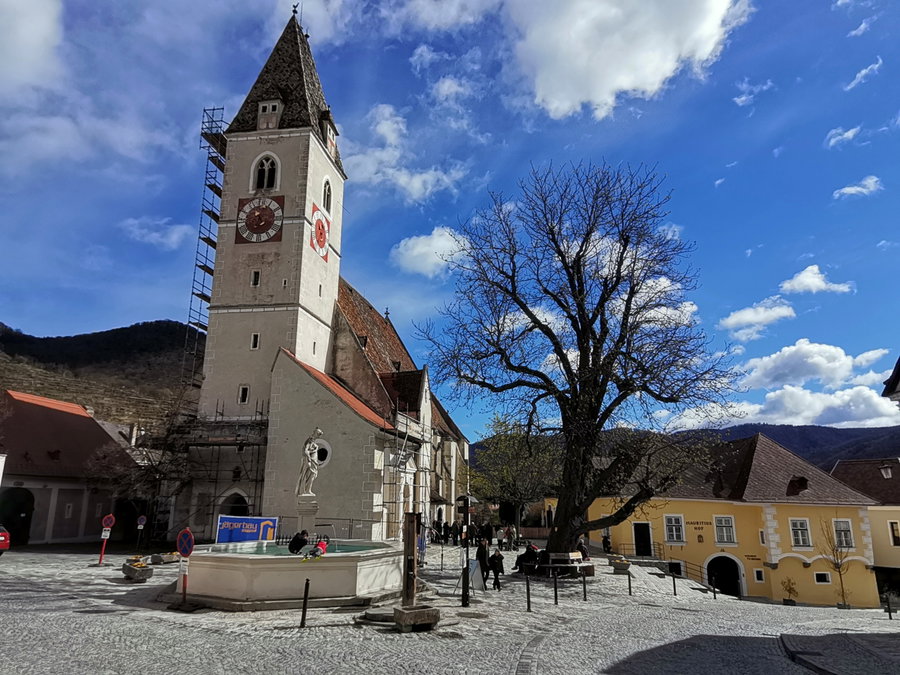 Kirchplatz in Spitz. Foto Veronika Schöll