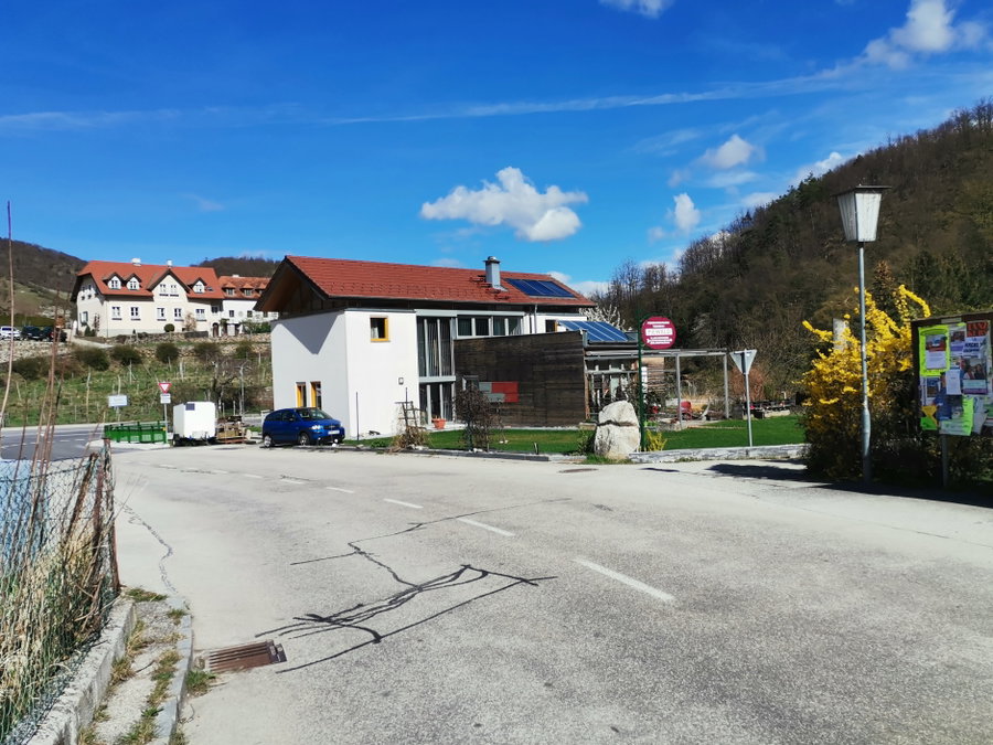 Zwischen Laterne und Stein rechts abbiegen. Foto Veronika Schöll