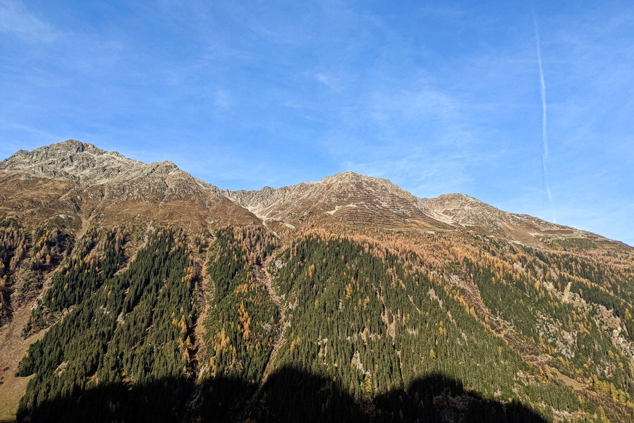 Gegenüber erhebt sich der Rote Schrofen mit seinen Lawinenverbauungen. Foto: Thomas Obermair, Protect Our Winters Austria (POW AT)