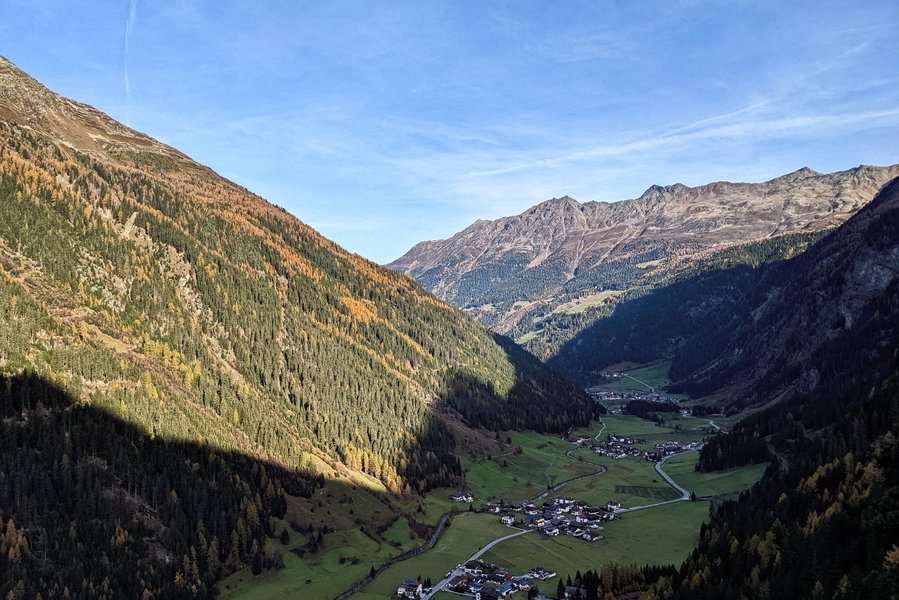 Beim Blick talauswärts erkennt man die kleinräumigen Siedlungsstrukturen in diesem hoch gelegenen Seitental des Oberinntals. Foto: Thomas Obermair, Protect Our Winters Austria (POW AT)