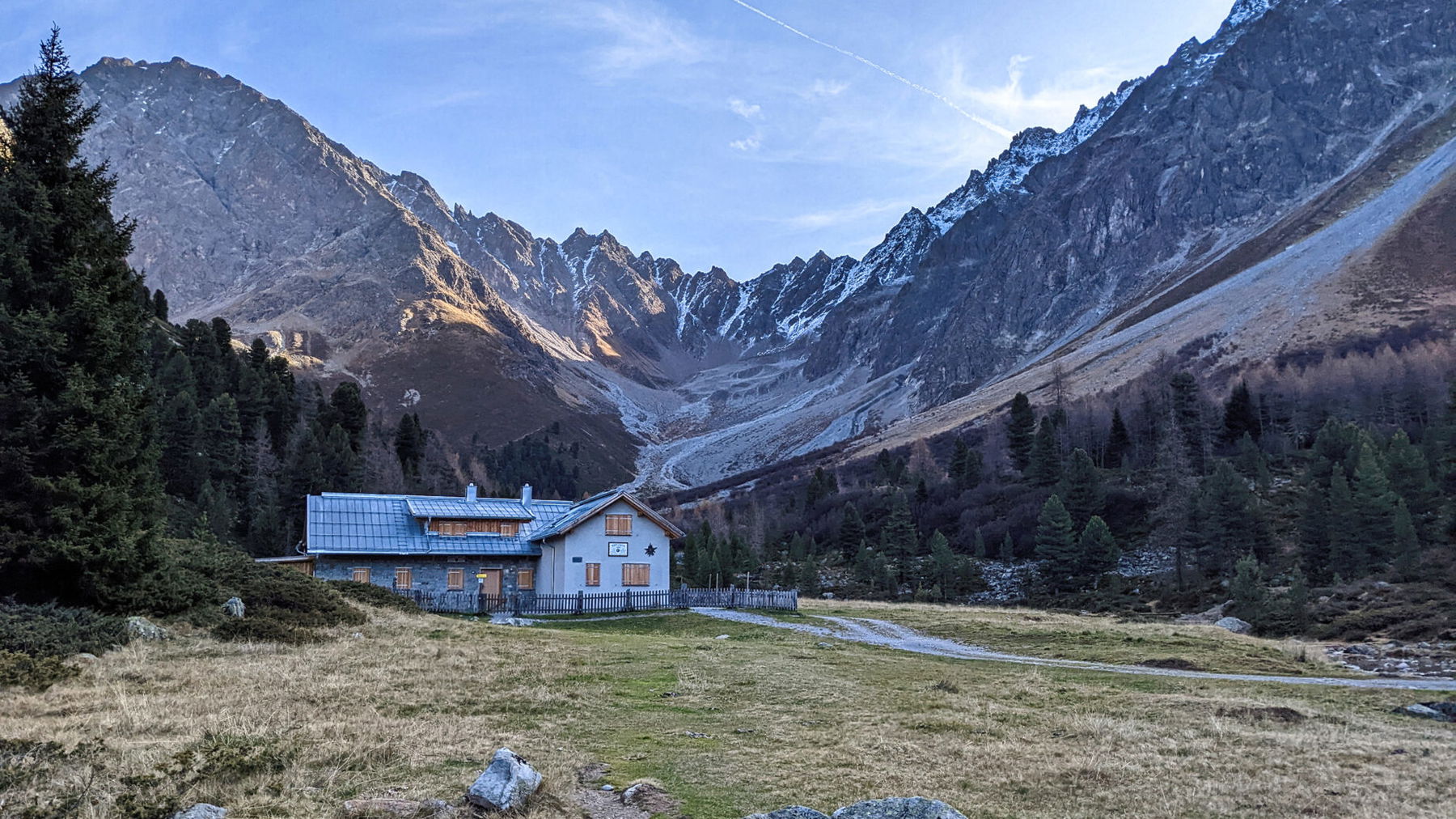Bei diesem Anblick wissen wir, dass es ein Fehler war, erst in der Nebensaison hierher zu kommen, wo die Hütte schon geschlossen hat. Foto: Thomas Obermair, Protect Our Winters Austria (POW AT)