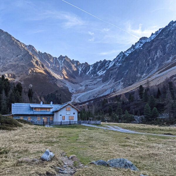 Bei diesem Anblick wissen wir, dass es ein Fehler war, erst in der Nebensaison hierher zu kommen, wo die Hütte schon geschlossen hat. Foto: Thomas Obermair, Protect Our Winters Austria (POW AT)