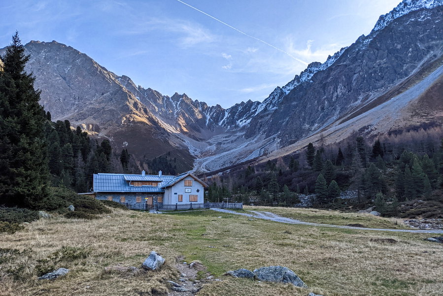Bei diesem Anblick wissen wir, dass es ein Fehler war, erst in der Nebensaison hierher zu kommen, wo die Hütte schon geschlossen hat. Foto: Thomas Obermair, Protect Our Winters Austria (POW AT)