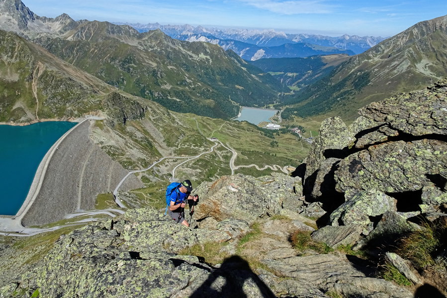 Aufstieg Neunerkogel, der Stausee im Hintergrund. Foto: Simon Widy