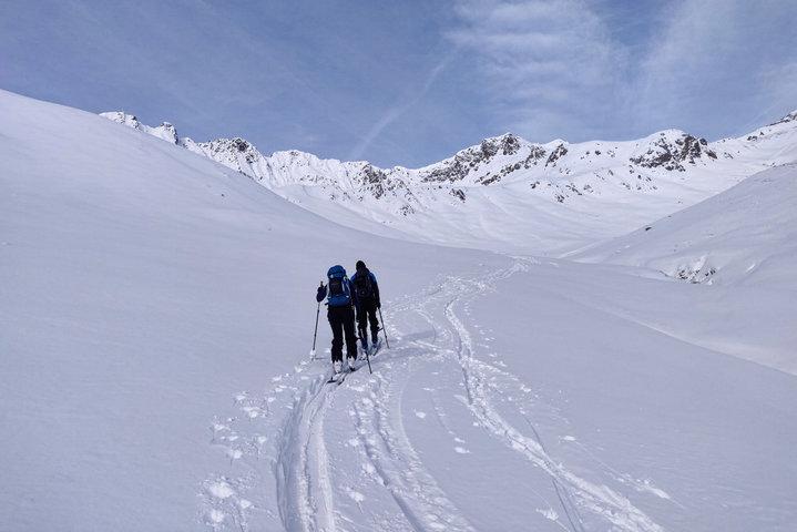 Anfangs verläuft die Route sehr flach, das Tourenziel haben wir stets im Blick 2. Foto: Björn, Anna, Protect Our Winters Austria (POW AT)