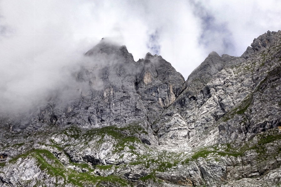 Der Ellmauer Halt, beim Zustieg noch im Nebel. Foto: Simon Widy