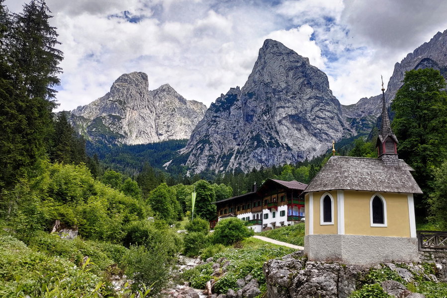 Kapelle vor dem Anton-Karg-Haus, von hier an nur noch Forststraße… Foto: Simon Widy