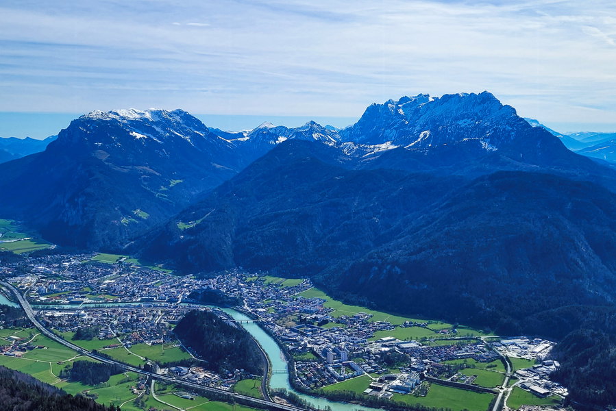 Links der Zahme Kaiser, rechts der Wilde Kaiser, zu deren Füßen liegt Kufstein. Foto: Konrad Gwiggner