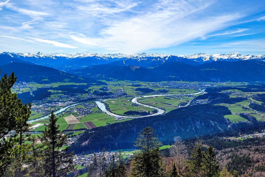 Blick vom Feuerköpfl auf die Innschleife bei Kirchbichl und die noch schneebedeckten Kitzbüheler Alpen. Foto: Konrad Gwiggner