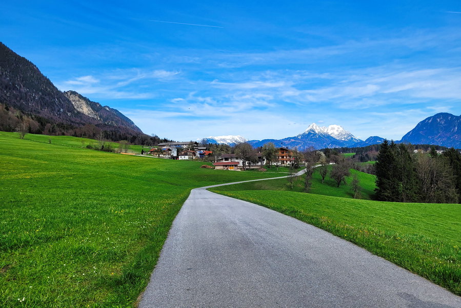 Weg nach Mariastein mit Blick auf den Zahmen und Wilden Kaiser im Hintergrund. Foto: Konrad Gwiggner