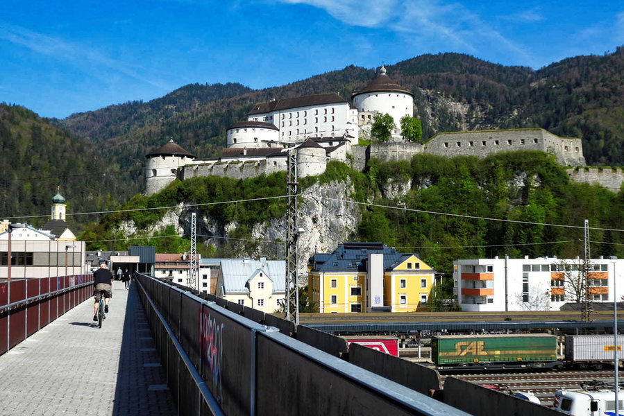 Rad- und Fußgänger Brücke zum Bahnhof. Foto: Eva Maria Ginal
