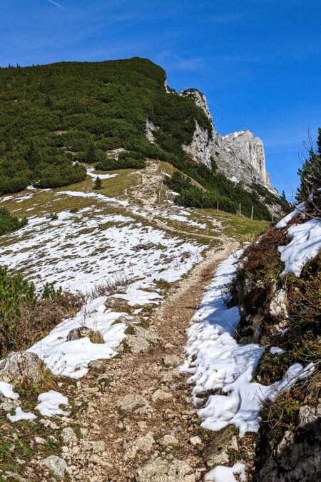 Steilwand kurz vorm Stöhrhaus von nahem und aus der Ferne 1. Foto: Tobias Hecht