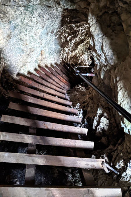 Abstieg durch Tunnel. Foto: Tobias Hecht