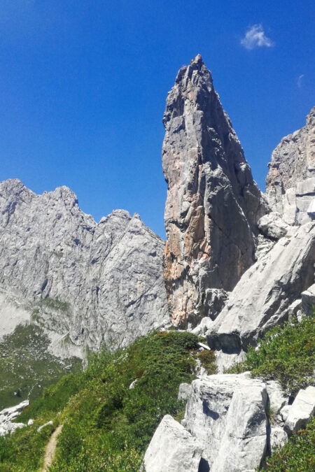 Am Heidbüel ragen überall Felsen aus dem Boden. Foto: Norman und Lisa