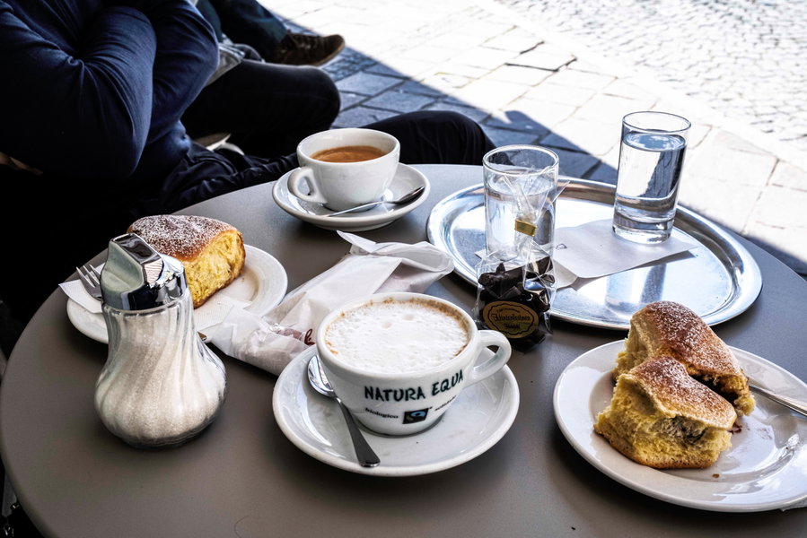 Erst mal Einkehr im Café Hinterleitner. Foto: Birgit Reiter