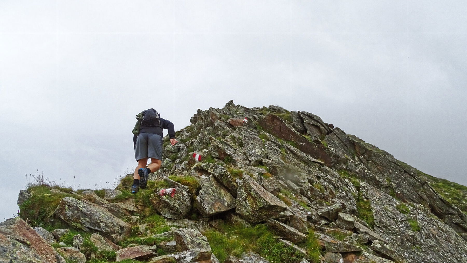 Ganz kurzer Einsatz aller unserer Gliedmaßen zur Bewältigung der letzten steilen Höhenmeter. Foto: Protect Our Winters Austria