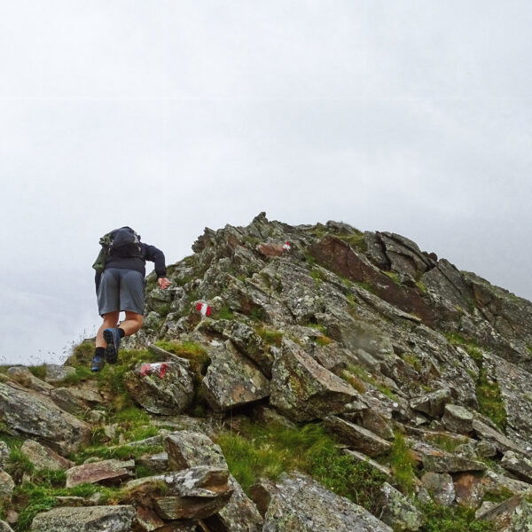 Ganz kurzer Einsatz aller unserer Gliedmaßen zur Bewältigung der letzten steilen Höhenmeter. Foto: Protect Our Winters Austria