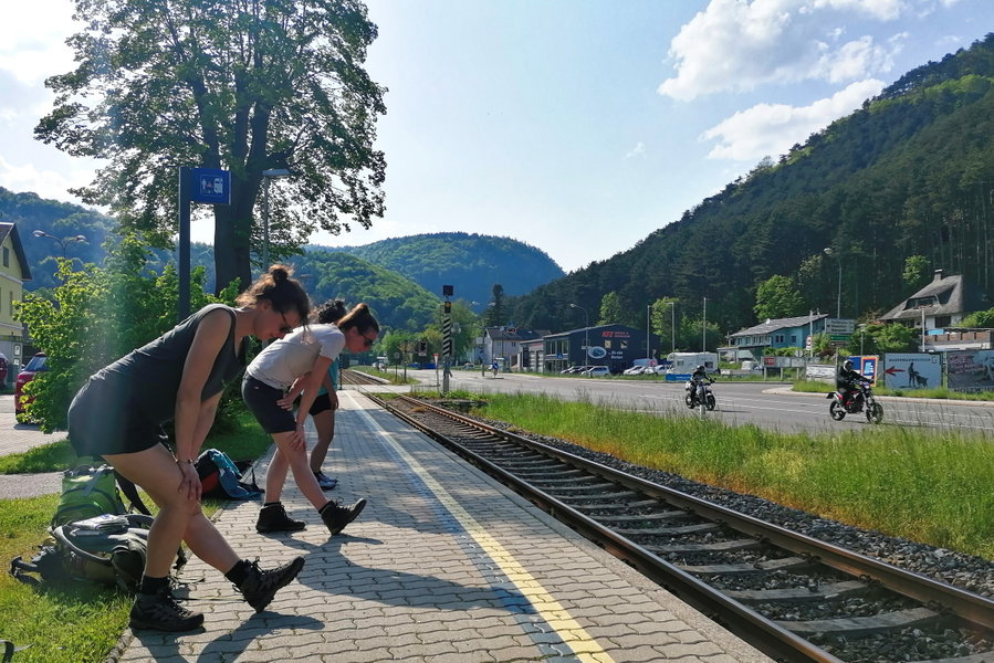 Dehnfinale am Bahnsteig. Foto: Sarah Pallauf