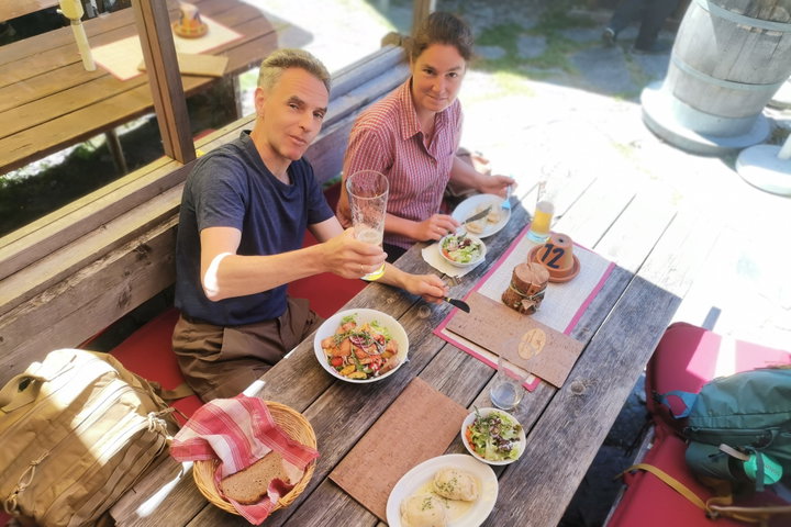 Stärkung auf der Schwussner Hütte.  Fotos Veronika Schöll