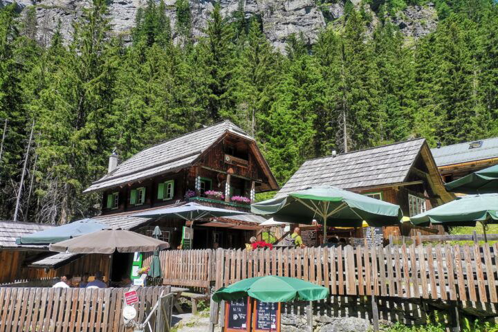 Stärkung auf der Schwussner Hütte.  Fotos Veronika Schöll
