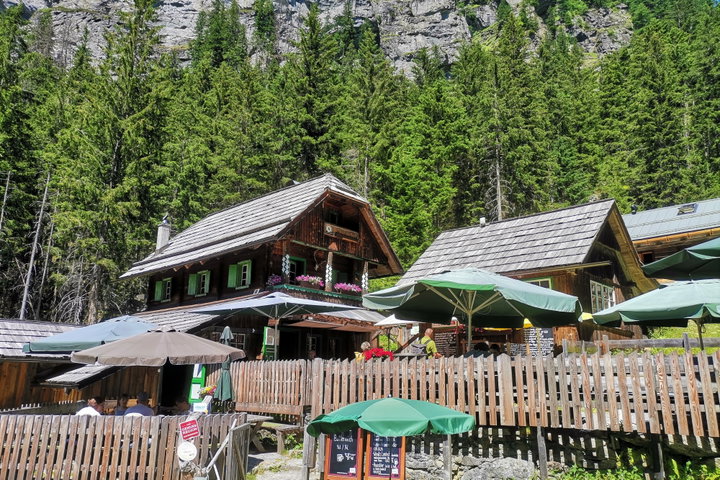 Stärkung auf der Schwussner Hütte.  Fotos Veronika Schöll