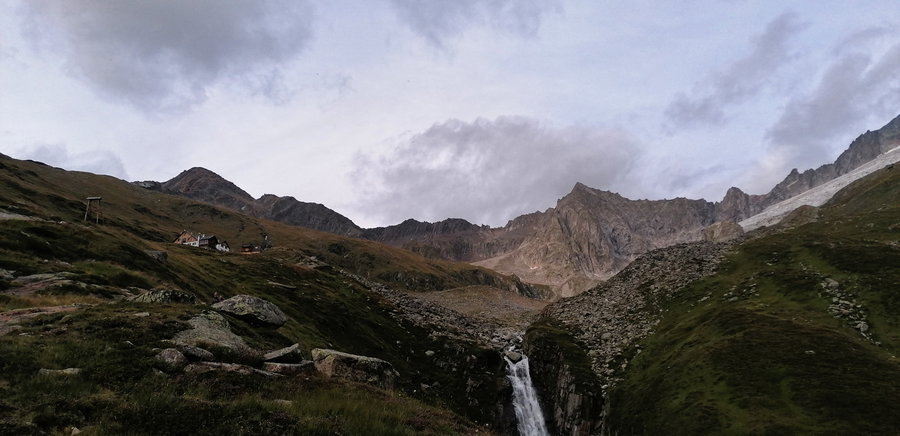 Links die AV-Hütte Furtschaglhaus, rechts im Bild die Ausläufer des Schlegeiskees. Foto: Norman und Lisa