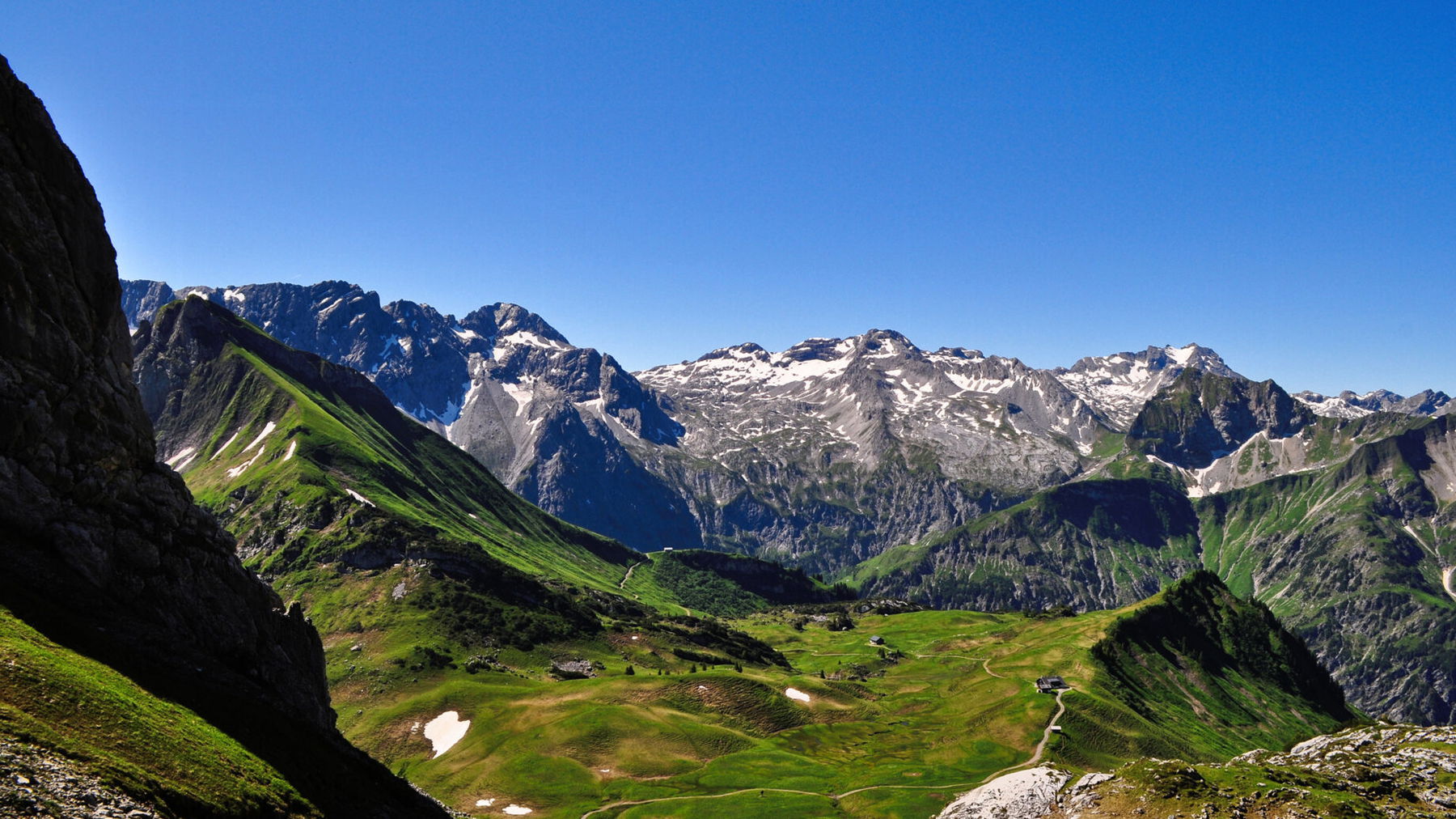 Blick vom Giglturm zur Biberacher Hütte (rechts), mittig im Bild bei den Latschen ist der Klettergarten. Foto: Norman und Lisa