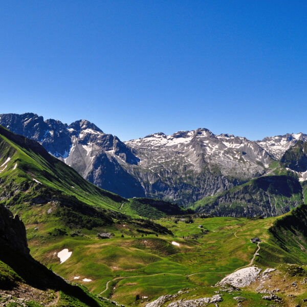 Blick vom Giglturm zur Biberacher Hütte (rechts), mittig im Bild bei den Latschen ist der Klettergarten. Foto: Norman und Lisa