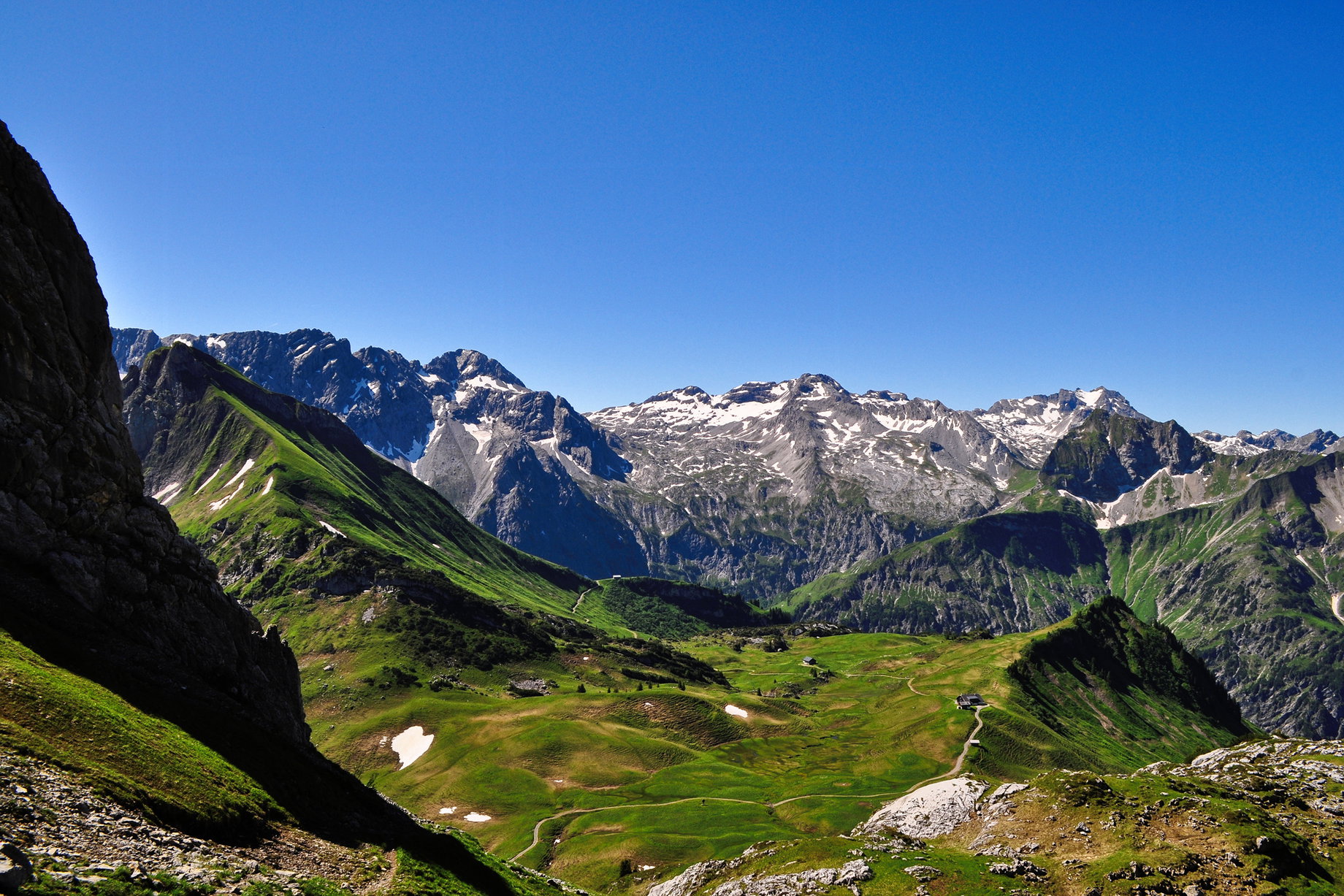 Blick vom Giglturm zur Biberacher Hütte (rechts), mittig im Bild bei den Latschen ist der Klettergarten. Foto: Norman und Lisa