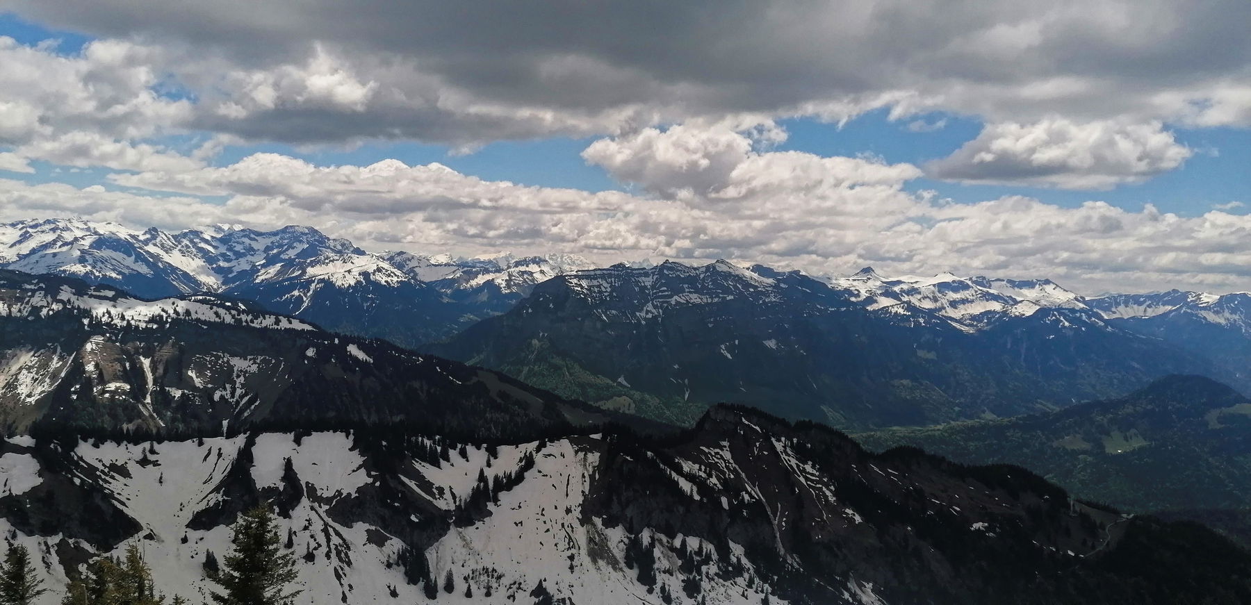 Gipfelblick nach Süden, mittig der Bergstock der Kanisfluh. Foto: Norman und Lisa