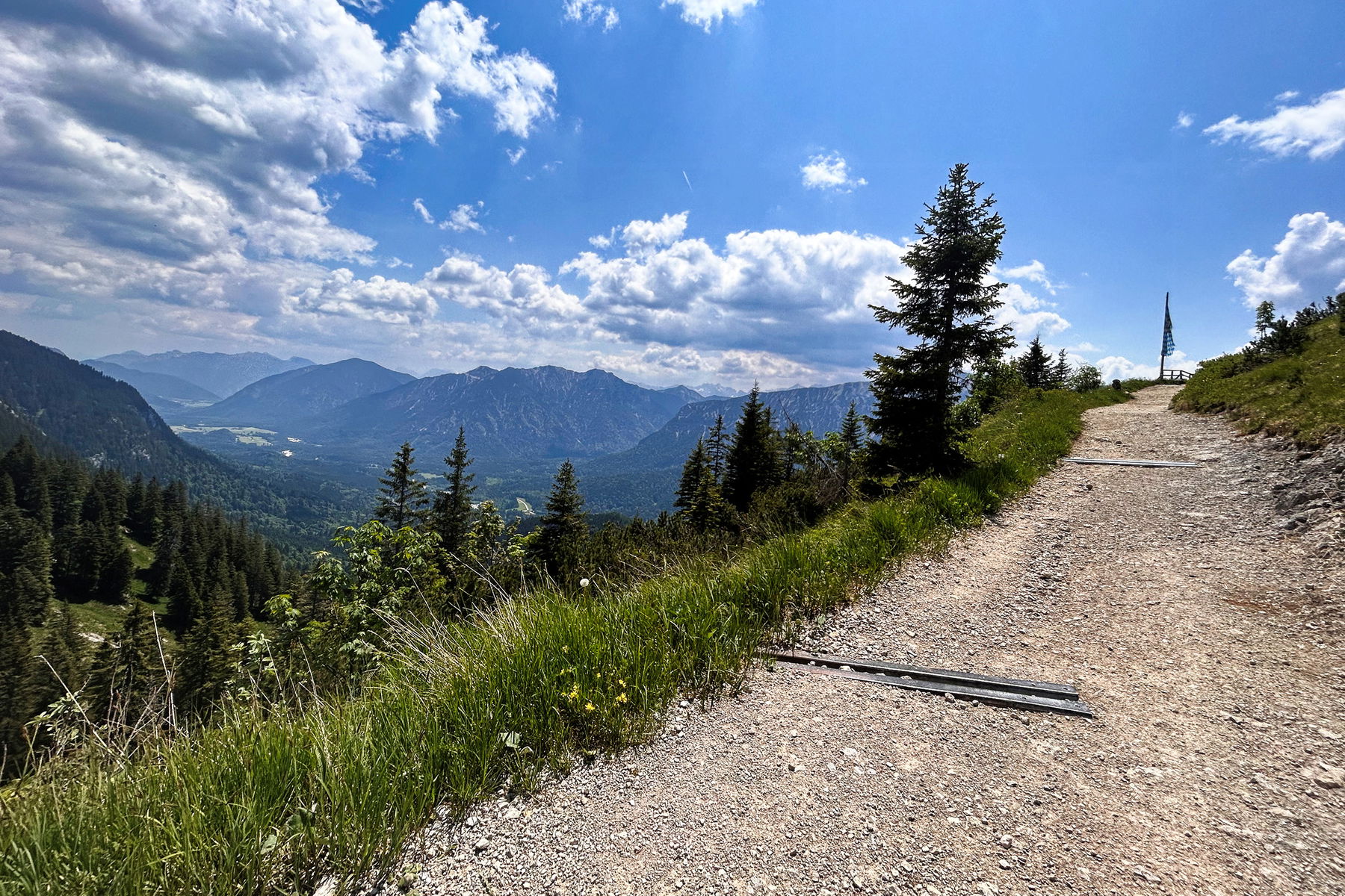 Vom Schloss Linderhof auf die Brunnenkopfspitze