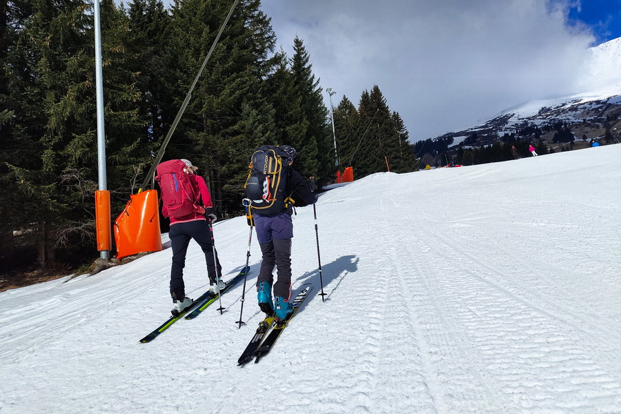 Aufstieg auf der Piste. Foto: Simon Widy