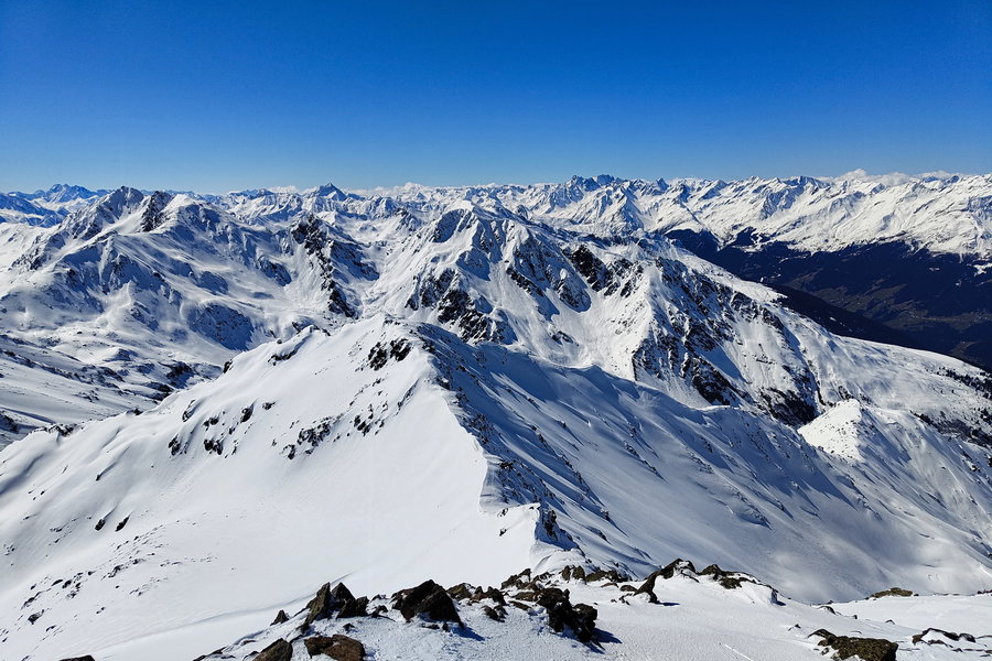 Aussicht vom Gipfel Richtung Samnaun (SW). Foto: Simon Widy
