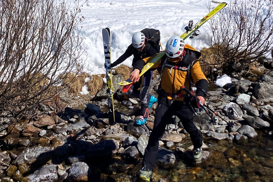 Die abenteuerreiche Abfahrtsvariante: Bachquerung. Foto: Simon Widy