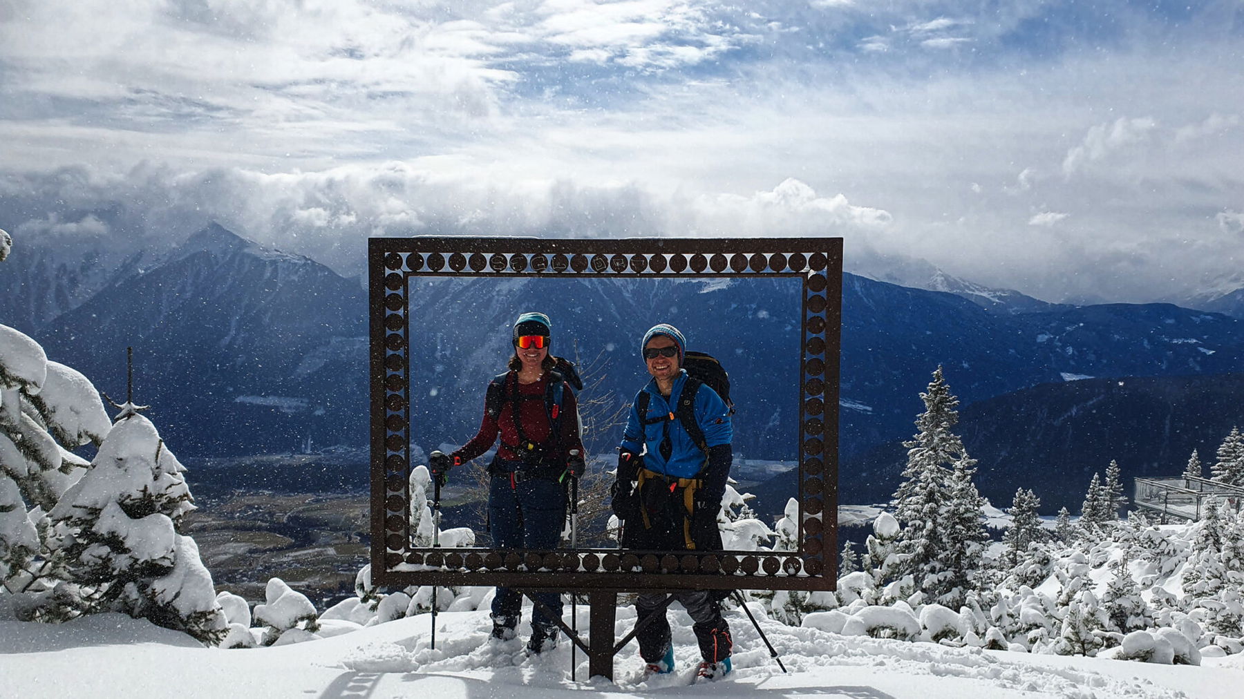 Just am prädestinierten Aussichtspunkt blinzelt kurz die Sonne durch. Im Hintergrund das schneelose Inntal. Foto: Niklas, POW AT