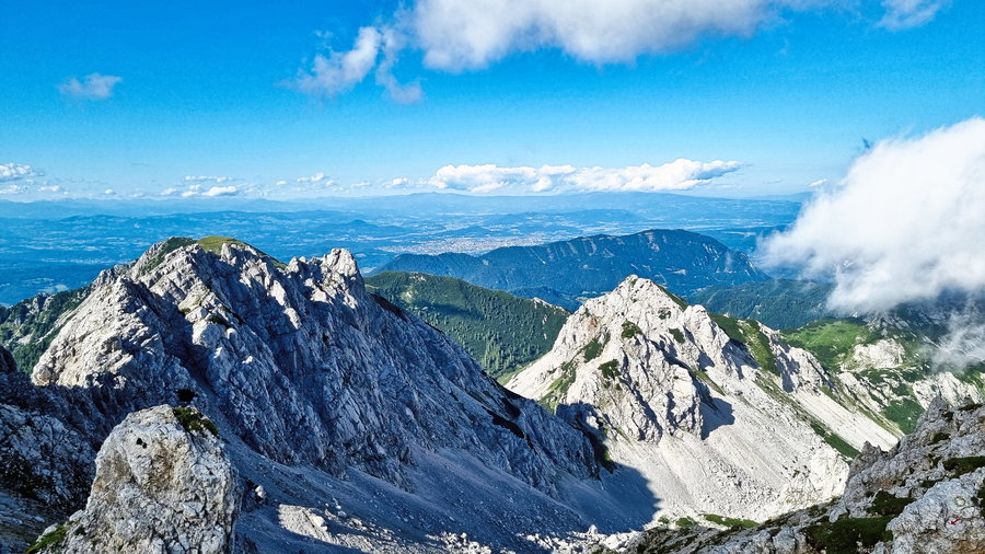 Rückblick über die Gamsgrube, zwischen Klagenfurter Spitze und Edelweißspitze durch, nach Klagenfurt. Foto: Martin Heppner