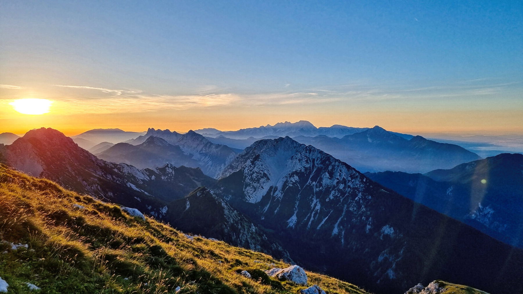 Sonnenaufgang auf der Preschern Hütte / Prešernova koča na Stolu. Foto: Martin Heppner