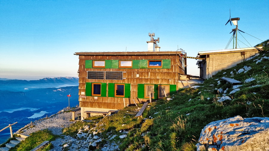 Preschern Hütte / Prešernova koča na Stolu im Sonnenaufgang. Foto: Martin Heppner