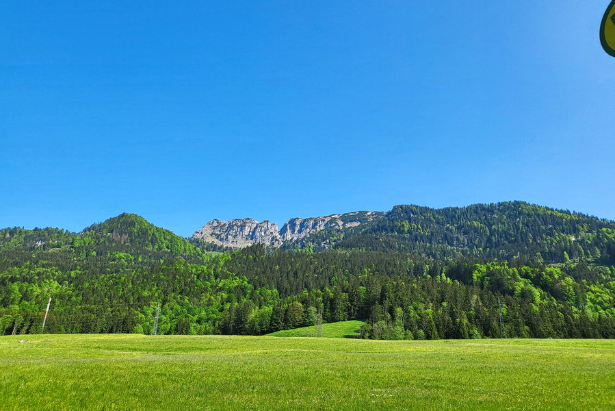 Schon von der Bushaltestelle sieht man hinauf zum Grabnerstein, die Grabneralm ist allerdings nicht zu erkennen. Foto: Anna, POW AT