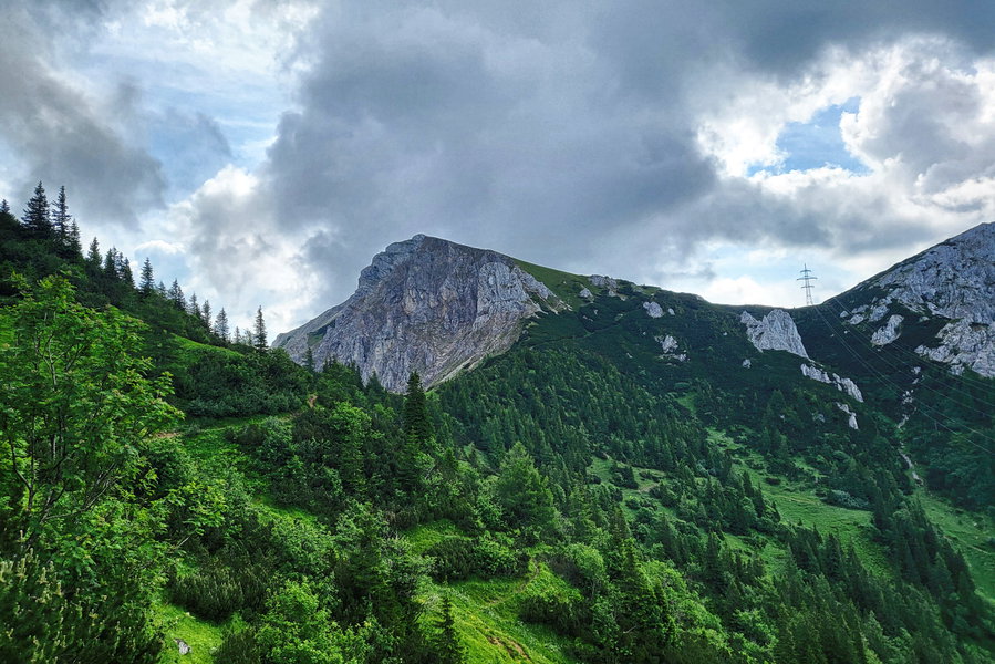 Blick zurück auf Lamingsattel, Hochturm und Leobner Mauer. Dazwischen die “Stromautobahn”. Foto: Anna, Protect Our Winters Austria (POW AT)